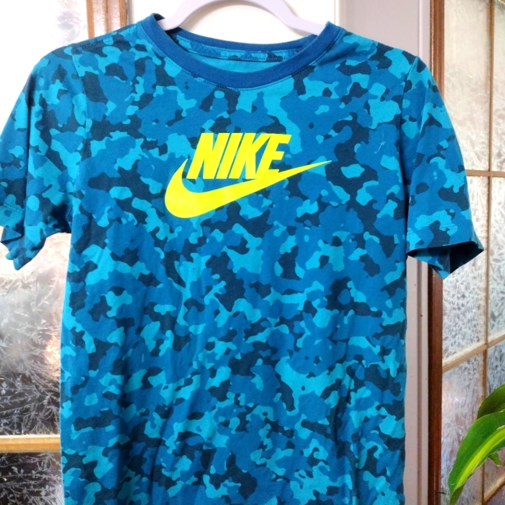 Boys Nike  T-shirt Blue Camo size XL